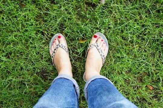 Flip Flops im Gras