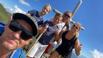 Gerhard beim Wandern mit Kindern