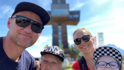 Gerhard beim Wandern mit Kindern