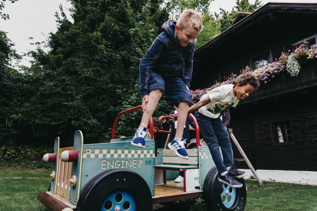 Dorf Schönleitn spielende Kinder