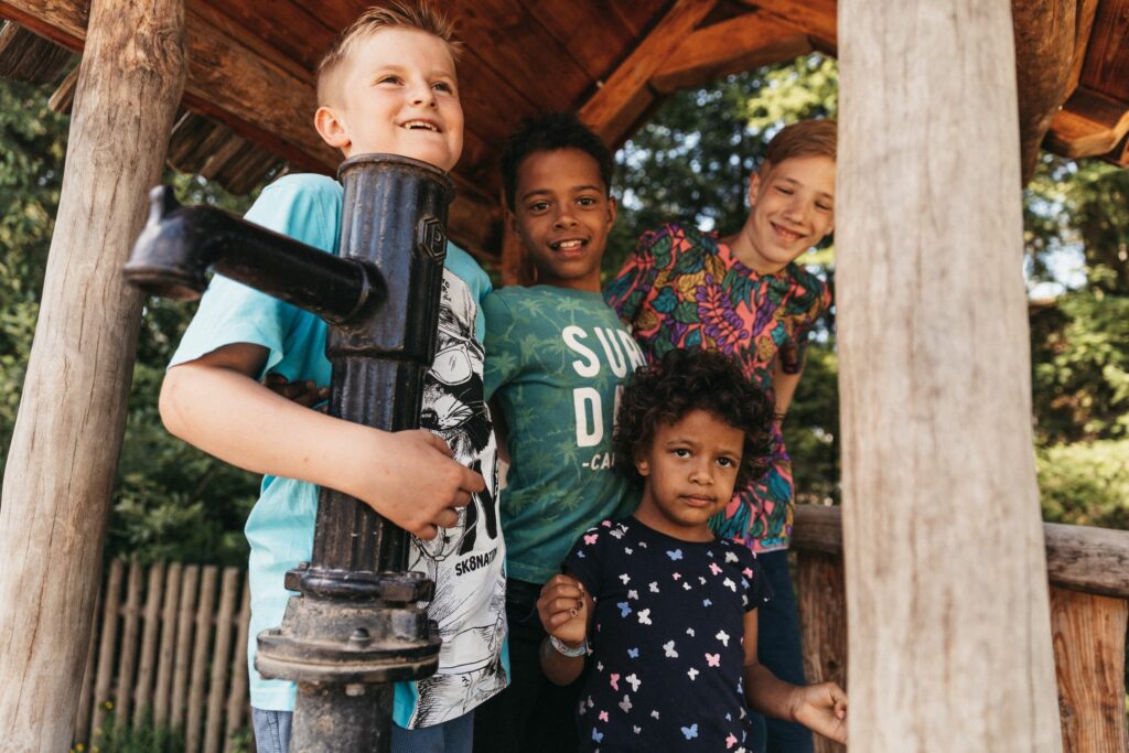 Kinder im Dorf SCHÖNLEITN