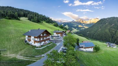 Das Hotel Pattissenhof beeindruckt mit atemberaubendem Ausblick auf die dargebotene Bergkulisse.© Michael Perschl