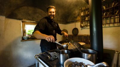 Stefan Gassner beim Kochen