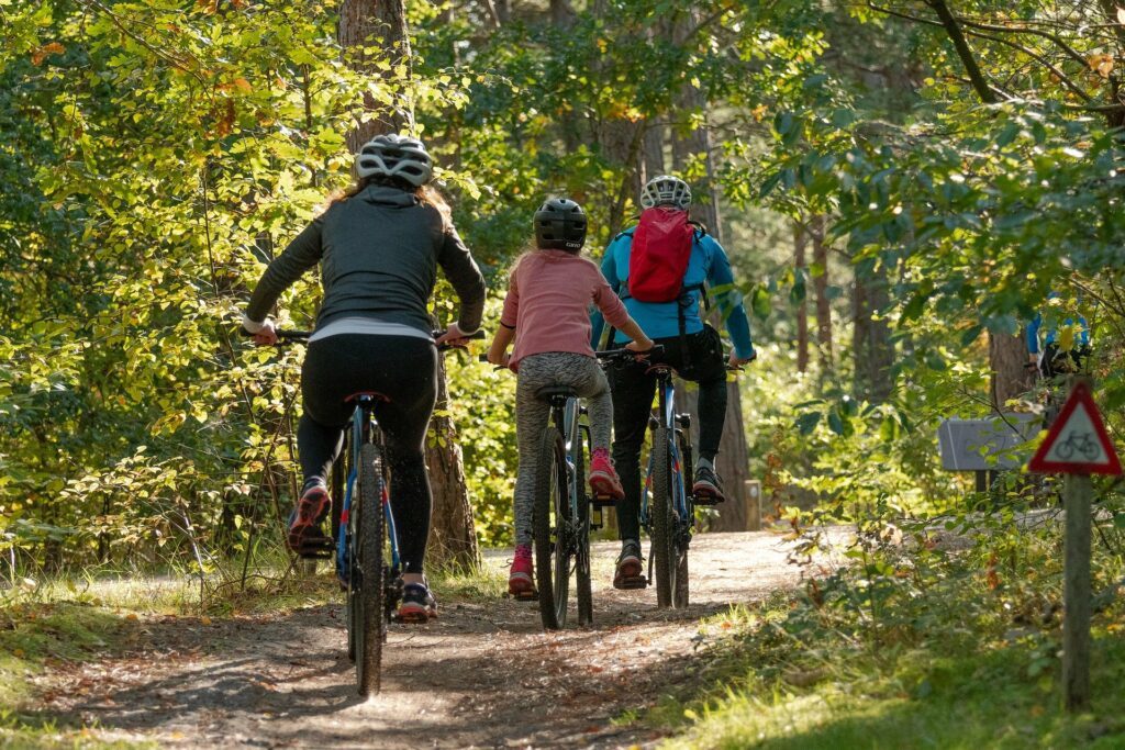 Familie beim Radeln im Wald