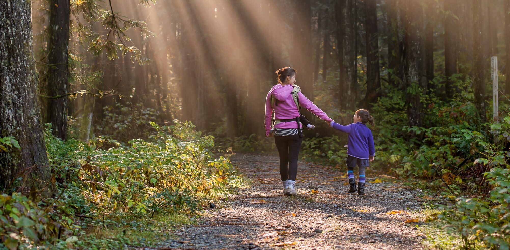 Mutter Kind im Wald beim Spazieren