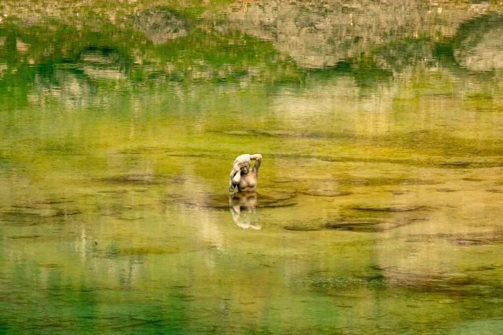 Bronzenixe im Karersee