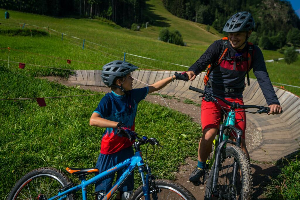 Vater und Kind auf Rädern