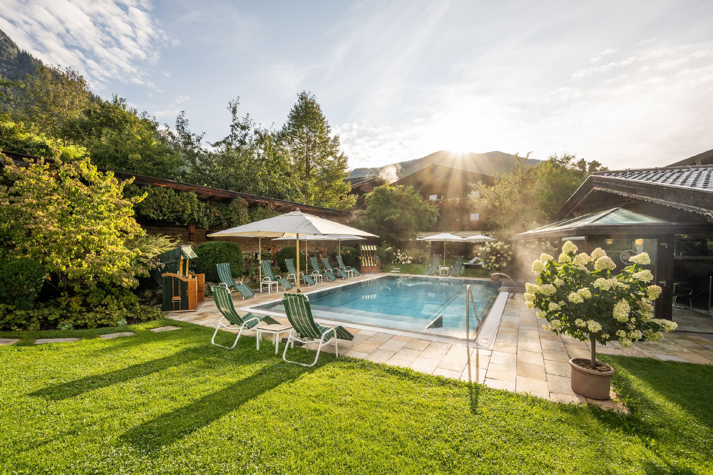 Pool im Garten vom Hotel Böglerhof