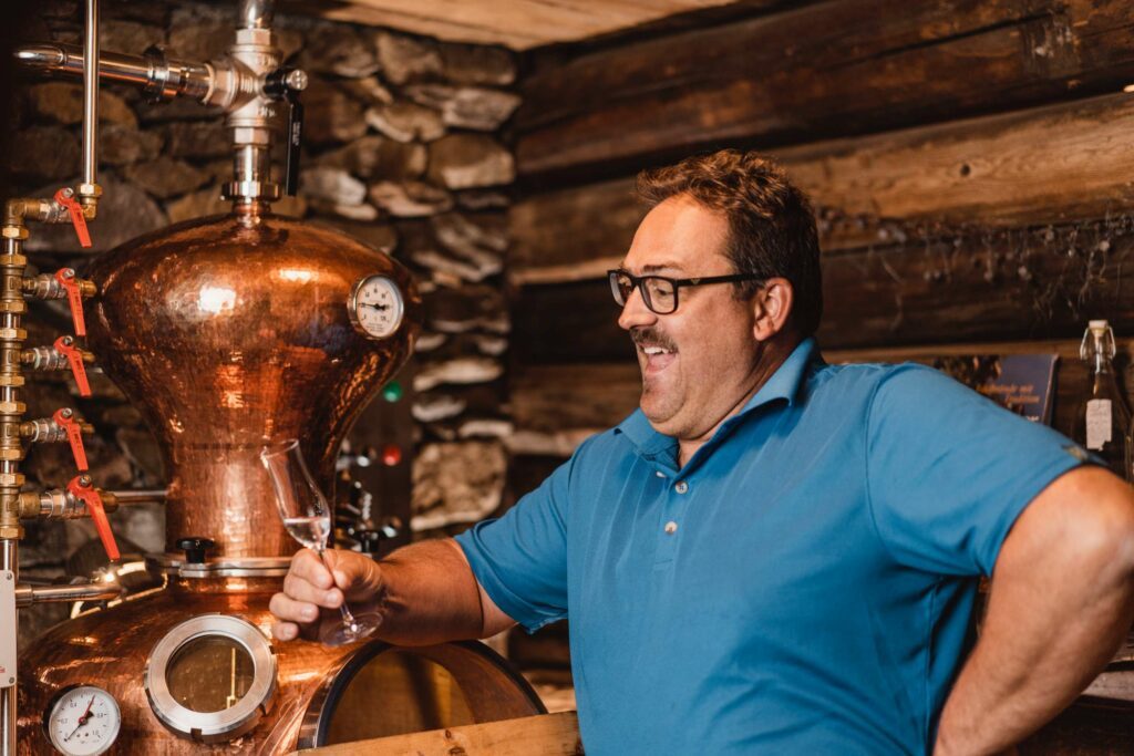 Manni vom Gassenhof beim Schnaps brennen