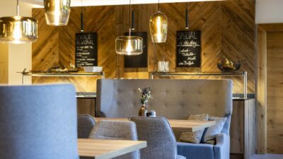 Restaurant im Pongauerhof im Flachau schöne Tisch Lampen hängen von der Decke