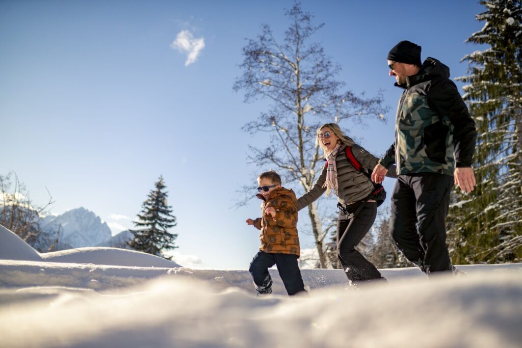 Familie beim Winterwandern in Österreich bei einem Wanderhotel