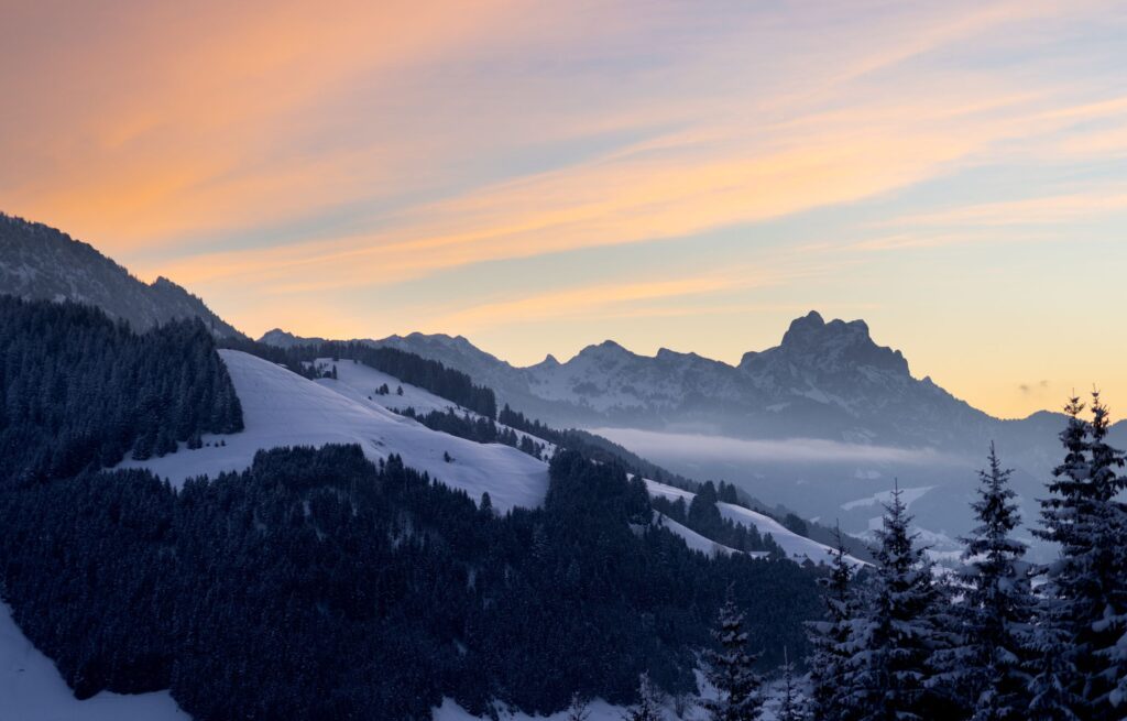 Winterliches Berglandschaft bei Sonnenuntergang