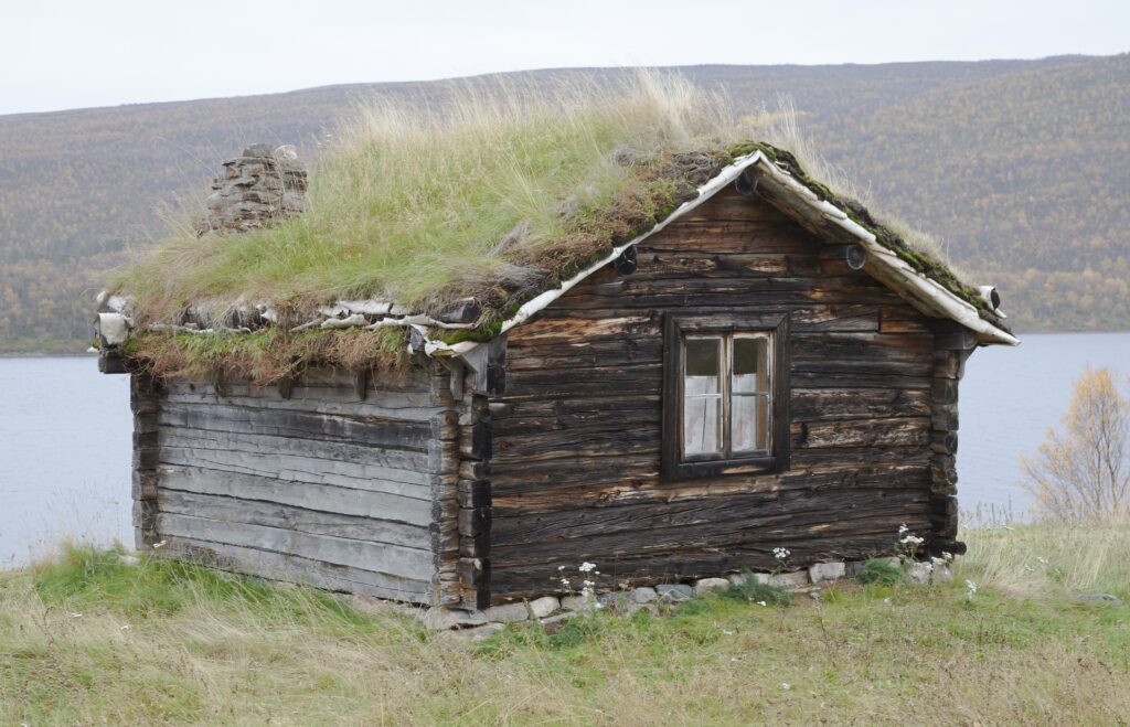 alte finnische Saunahütte mit Torfdach