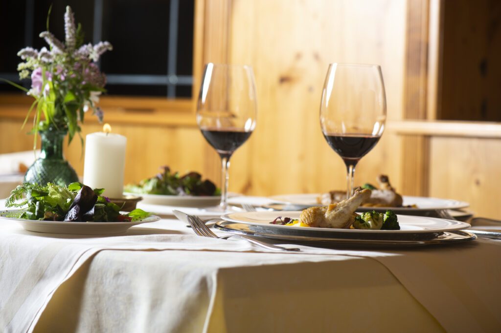 Schön gedeckter Tisch mit Weingläsern mit Rotwein