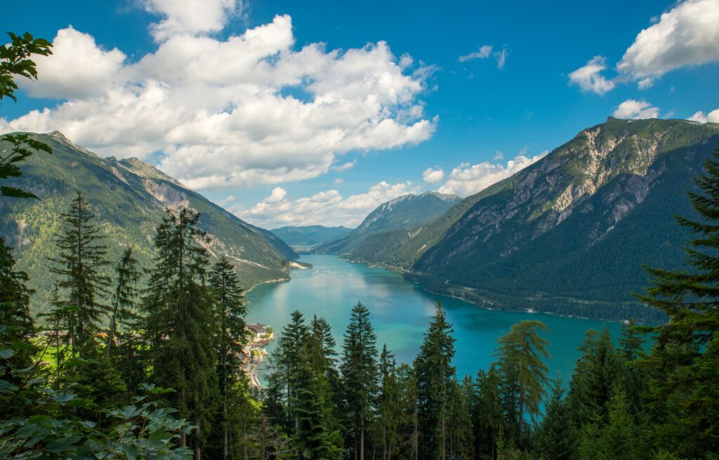 Blick vom Bärenkopf aus auf den blauen Achensee, der aussieht wie ein Fjord