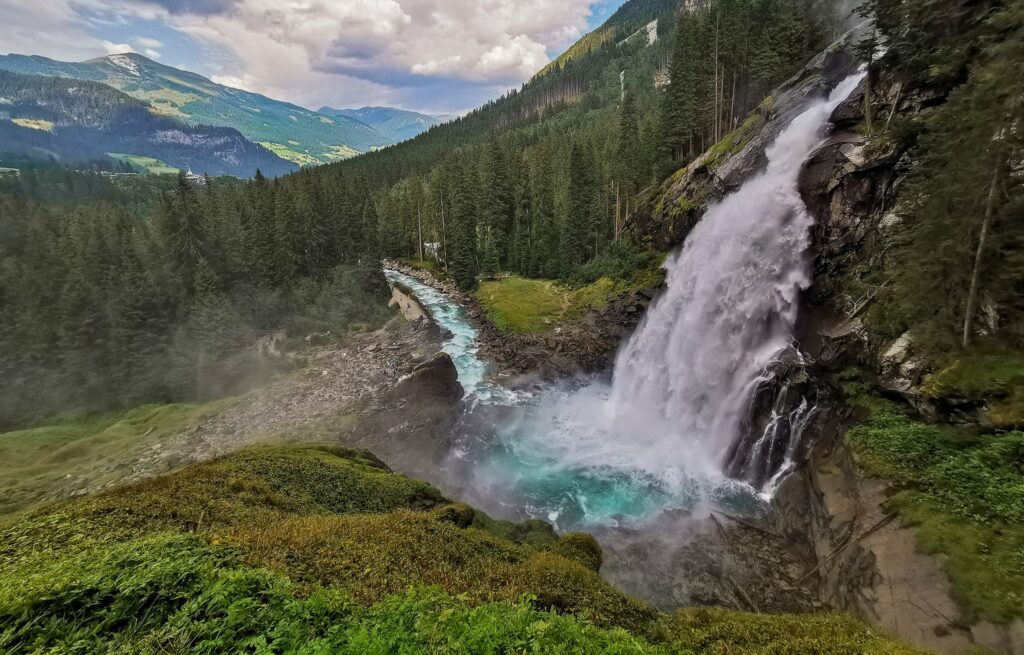 Krimmler Wasserfälle fallen weiß schäumend in einen türkisfarbenen kleinen See