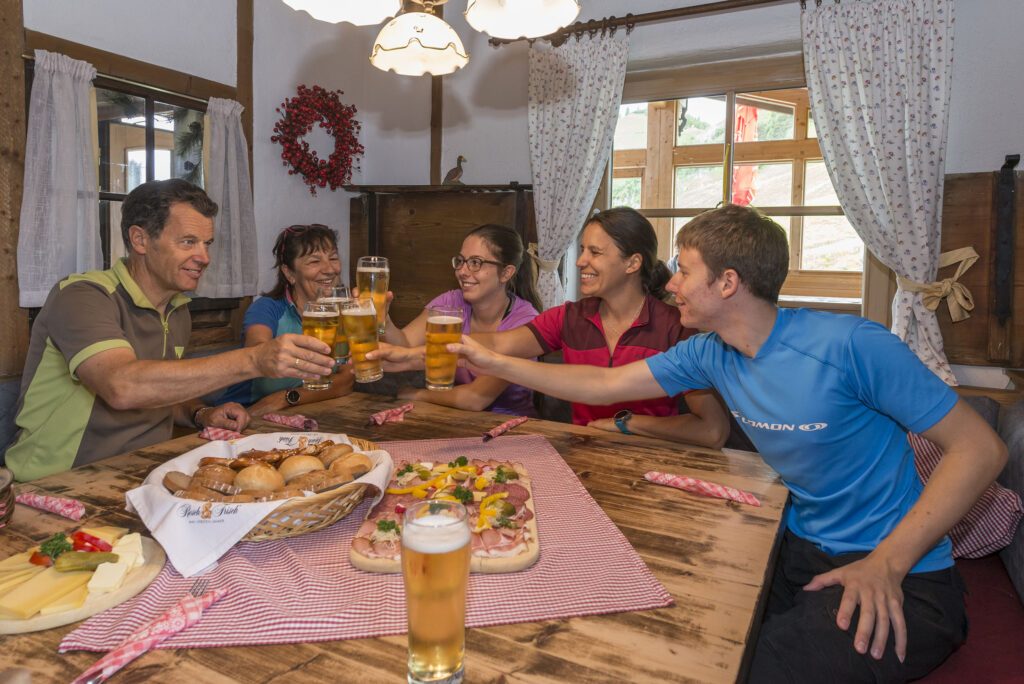 Familie stößt in einer Hütte an. Prost.