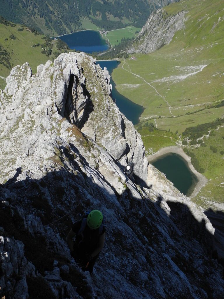 Blick vom Klettersteig im Tannheimer Tal hinab zum Vilsalpsee
