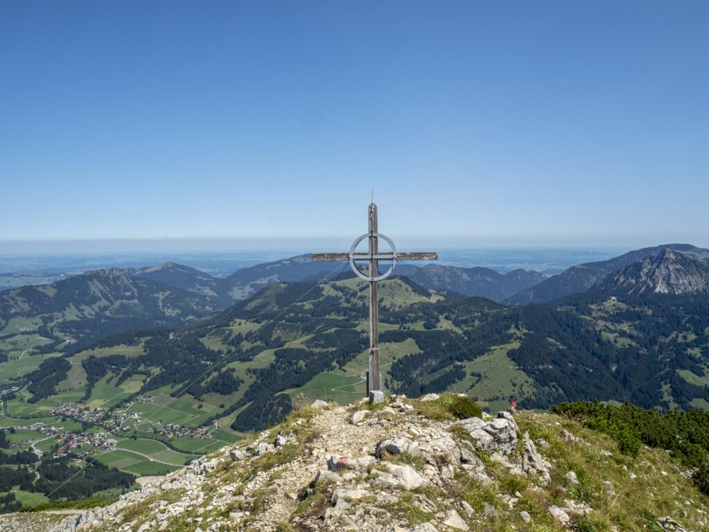 Der Gipfel der Rohnenspitze im Sommer