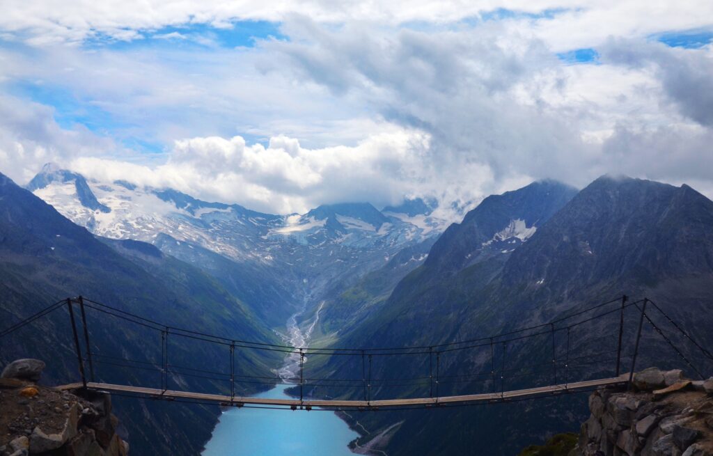 Hängebrücke zur Olpererhütte mit unglaublichem Blick auf einen See in der Tiefe