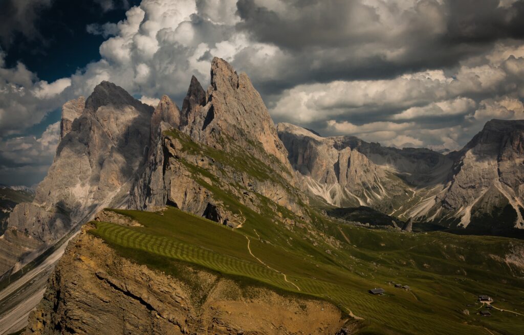 Jäh als Fels abfallende Wiese mitten in den Südtiroler Dolomiten. Seceda