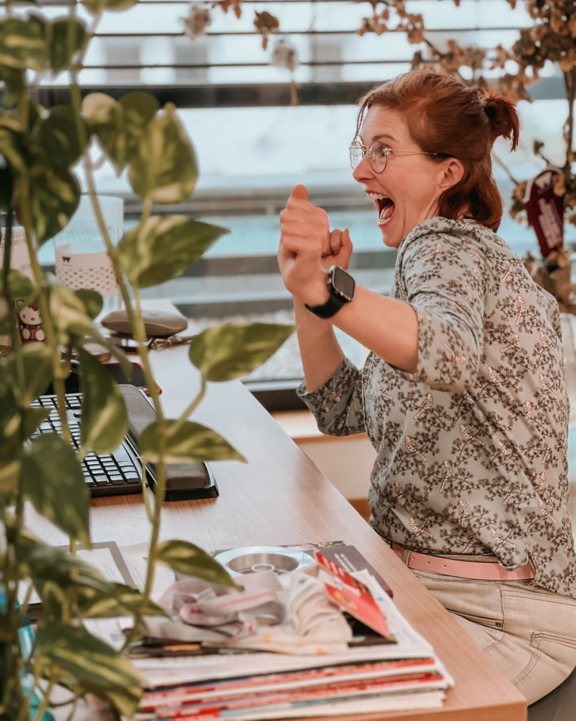 Mitarbeiterin der Wanderhotels hat Spaß bei der Arbeit