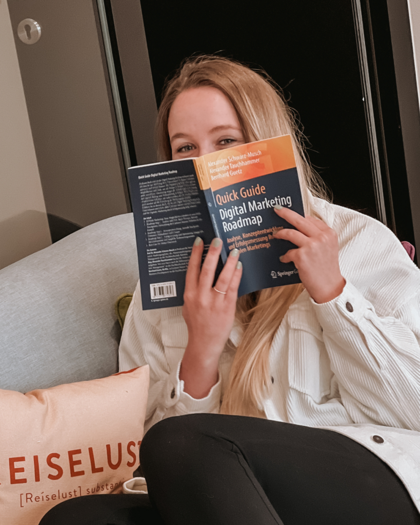 Mitarbeiterin der Wanderhotels beim Lesen eines Fachbuches