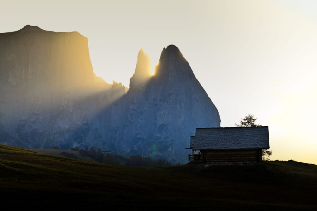 Berge mit Sonnenstrahlen