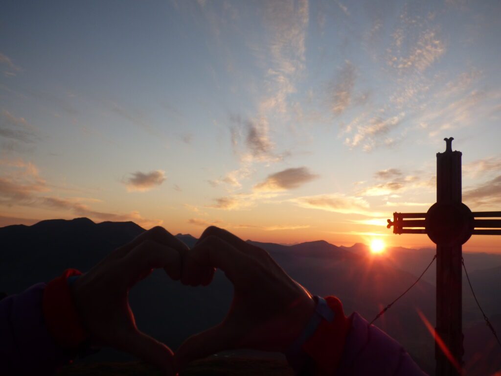 Sonnenaufgang auf einem Berggipfel im Pinzgau, Österreich