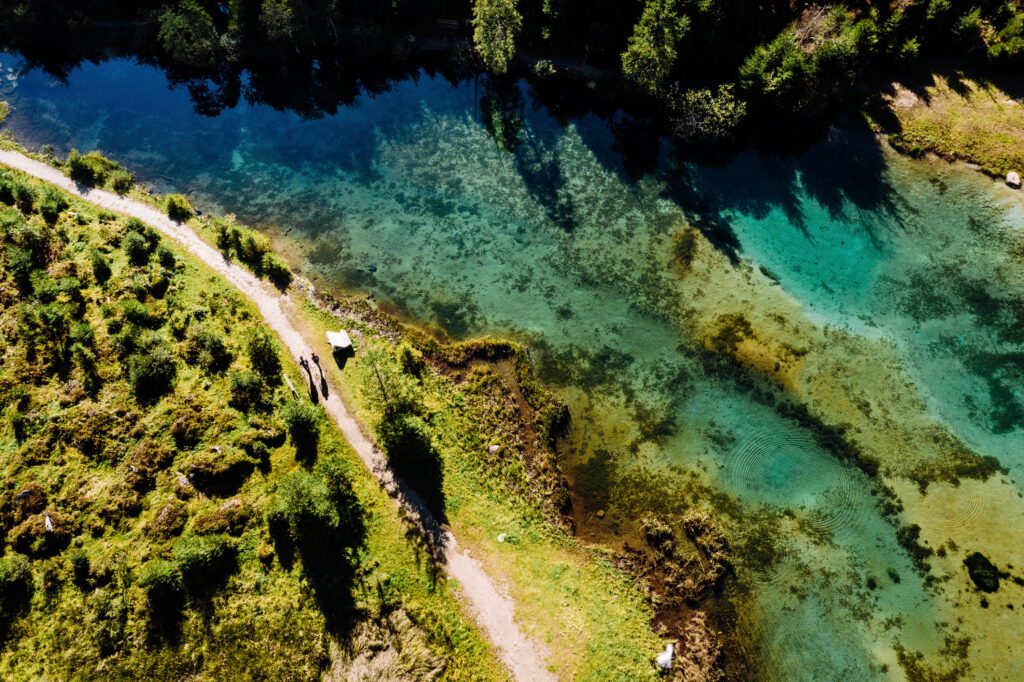 Der türkisblaue Blausee in Österreich, Pinzgau, von oben fotografiert