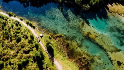 Der türkisblaue Blausee in Österreich, Pinzgau, von oben fotografiert© Wildkogel Arena 
