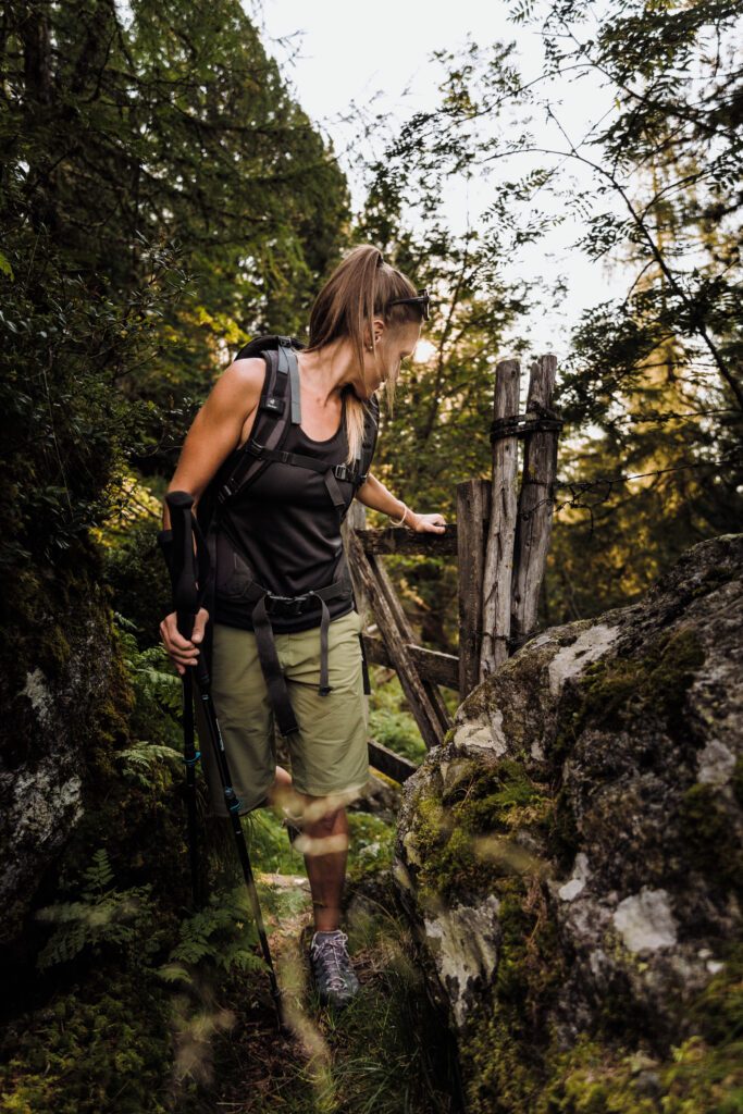 Eine Frau wandern im Wald.
