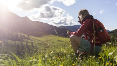 Wanderer sieht in die Ferne©Martin Lugger