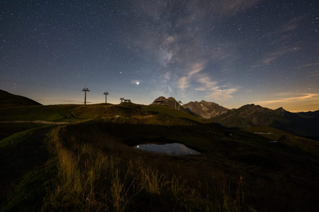 nächtlicher Himmel über dem Arlberg in Österreich