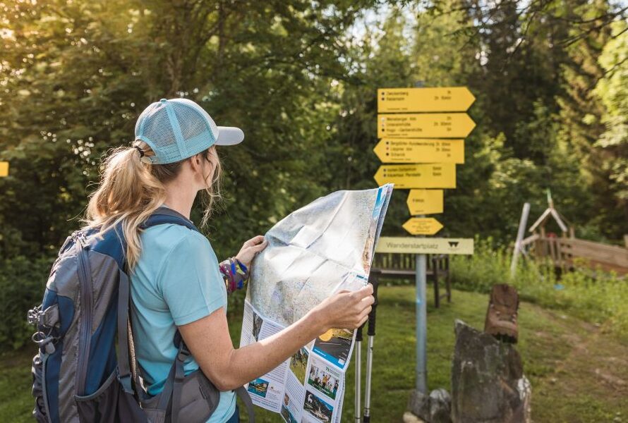 Frau hält Wanderkarte