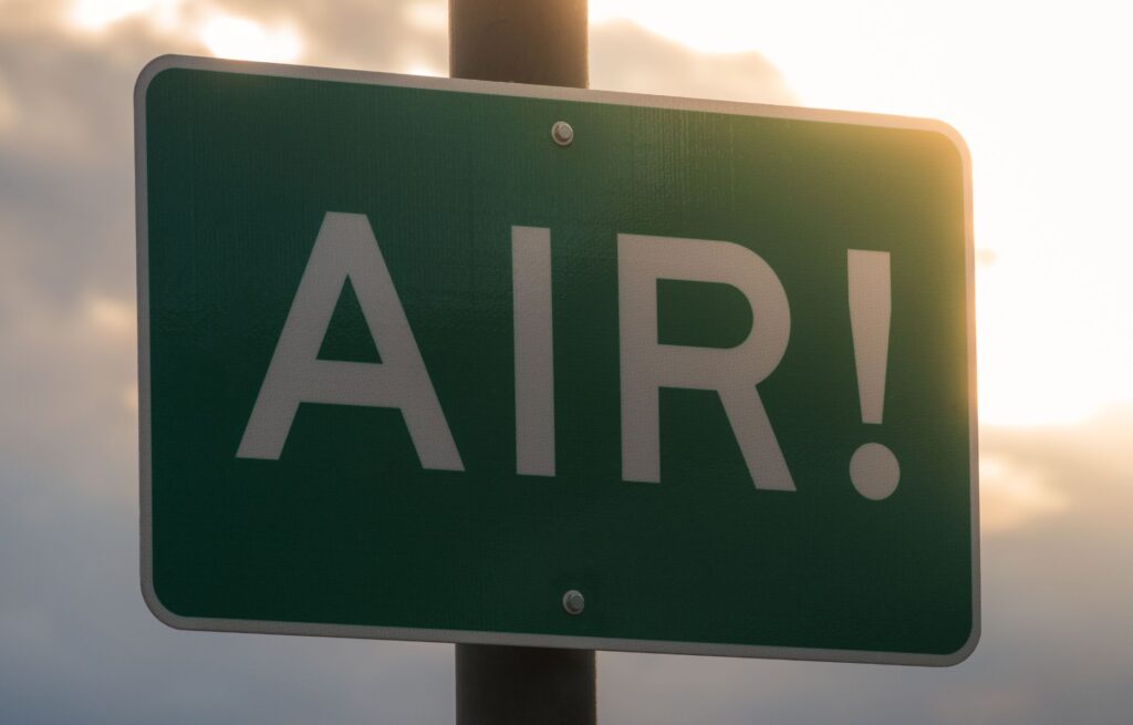 Grünes Schild, auf dem AIR! in weißer Schrift steht