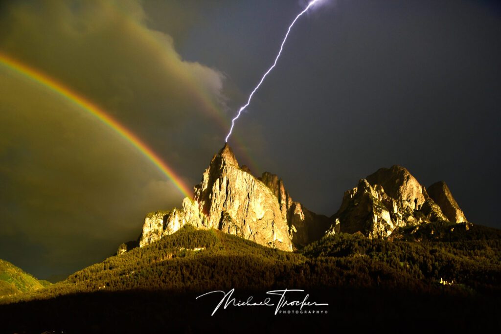 Regen und Blitz treffen auf einen spitzen Berg in den Dolomiten beeindruckende Aufnahme von Michael Trocker