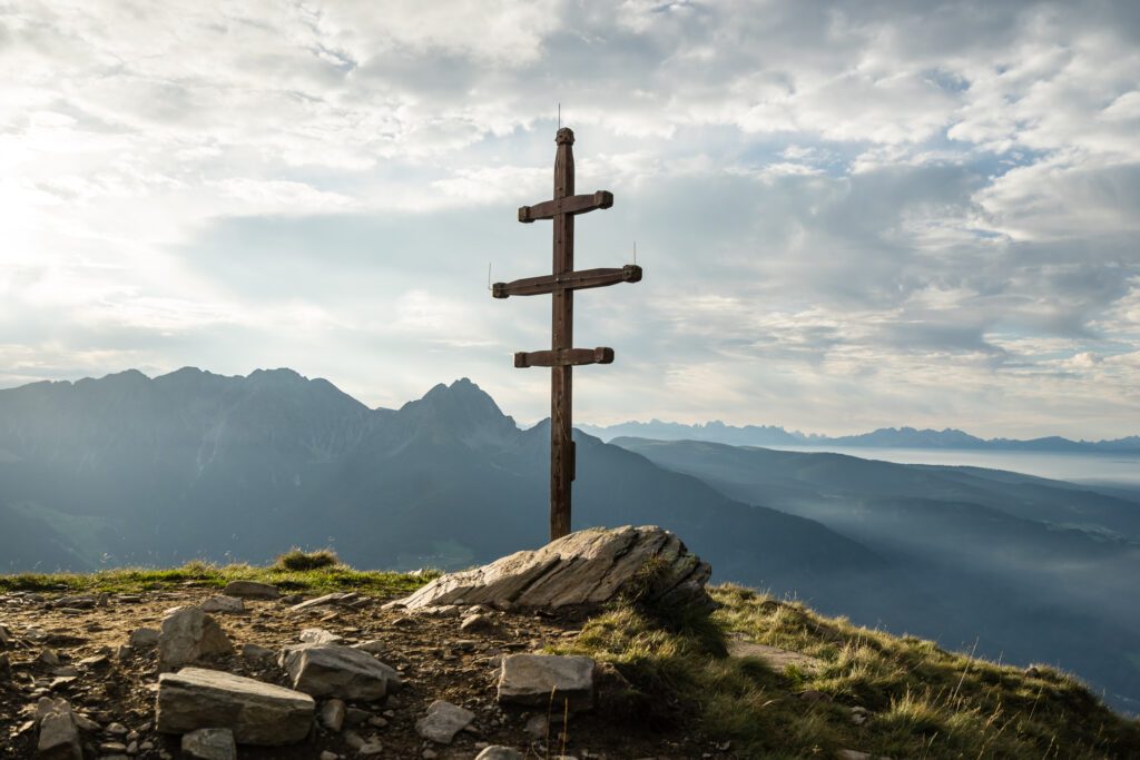 Gipfelkreuz mit bewölktem Hintergrund