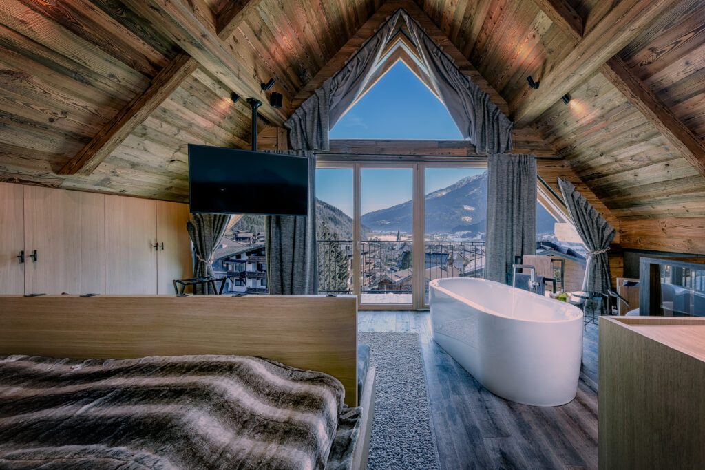 Hotelzimmer mit Freistehender Badewanne im Wander- & Wellnesshotel Gassner