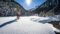 Frau geht mit den Schneeschuhe durch Winterliche Landschaft die Sonne strahl im Hintergrund(c)Hotel Gassner
