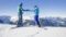 Zwei Skifahrer Blicken über das Tal verschneite Bergkulisse im Hintergrund - Böglerhof AlpbachtalAusgezeichnetes Familienskigebiet Ski Juwel Alpbachtal Wildschönau in Tirol.