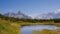 Bergsee im Hintergrund eine schöne Bergkulisse vier Wanderer gehen um den See in Filzmoss im Salzburger Land(c)CoenWeesjes