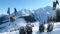 Zwei Schneeschuhe stecken im Schnee verschneite Berge im Hintergrund