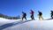 Vier Schneeschuh Wanderer gehen den Berg hinauf