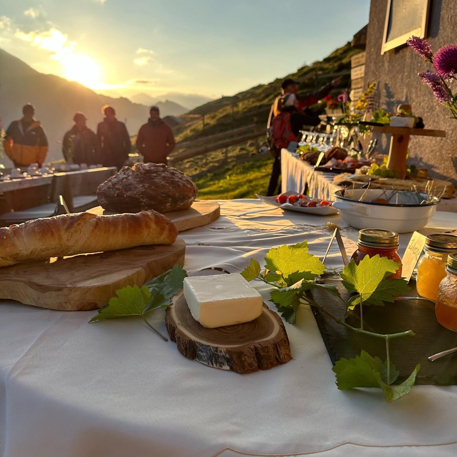 Frühstücksbuffet auf der Südtiroler Jogelealm für die Sonnenaufgangswanderer vom Erlebnisort Gassenhof.