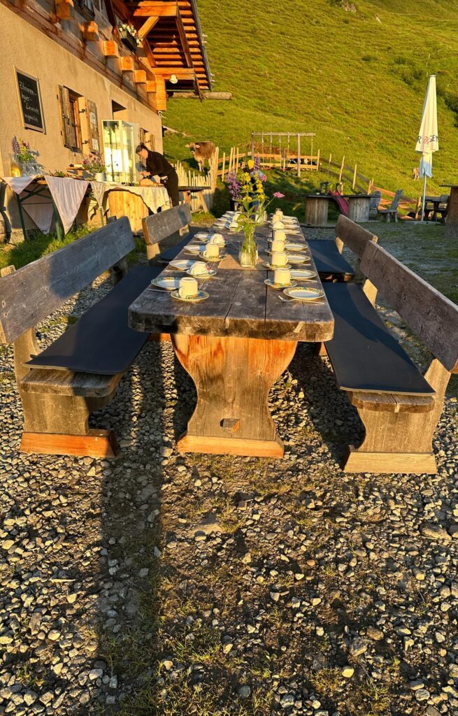 Gedeckter Open-Air Tisch auf der Südtiroler Jogelealm für die Sonnenaufgangswanderer vom Erlebnisort Gassenhof.