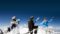 Skifahrer und Snowboarder halten Ski und Snoboard in der Hand Bergkulisse mit Skipisten im Hintergrund(c) TVB Tux Finkenberg 