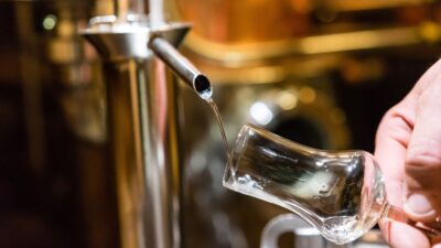 Distillieren im Gratznhäusl vom Erlebnisort Gassenhof in Ridnaun© Carolin Thiersch - Der gute Tropfen