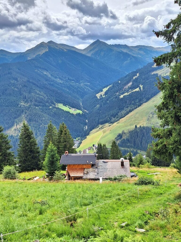 Almhütte vom Wanderhotel Glemmtalerhof im Salzburger Land bei Renovierung