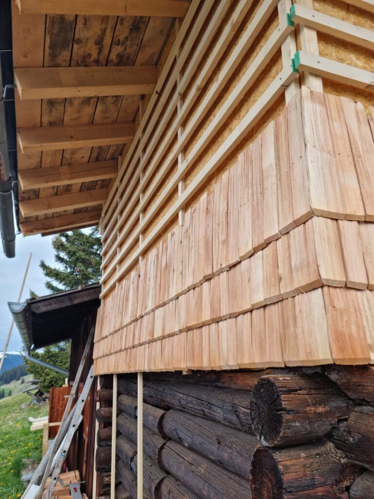 Almhütte vom Wanderhotel Glemmtalerhof im Salzburger Land mit Schindeln